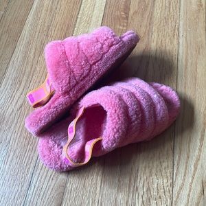 Ugg Fluff Yeah fuzzy slippers size 5